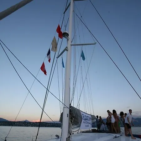 Floatinn Boat-bnb Botel 3*