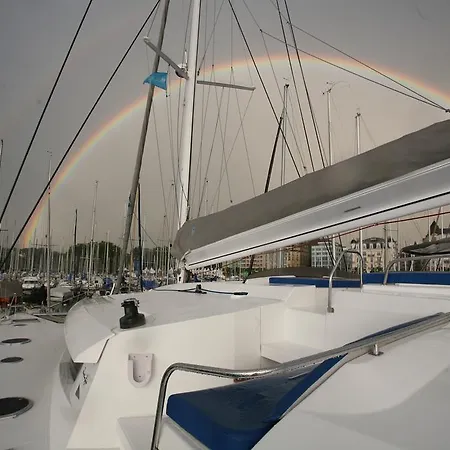 Botel Floatinn Boat-bnb 3*
