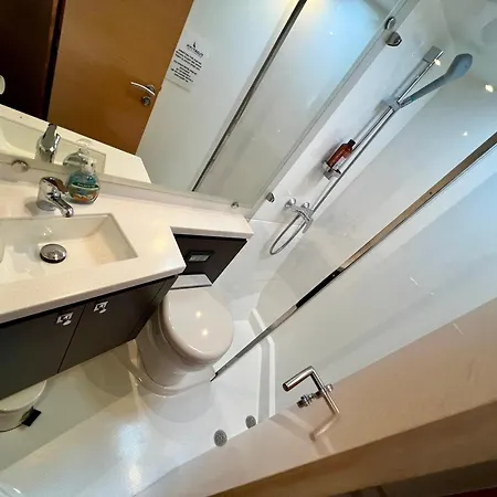 Úszó hotel Floatinn Boat-bnb 3*
